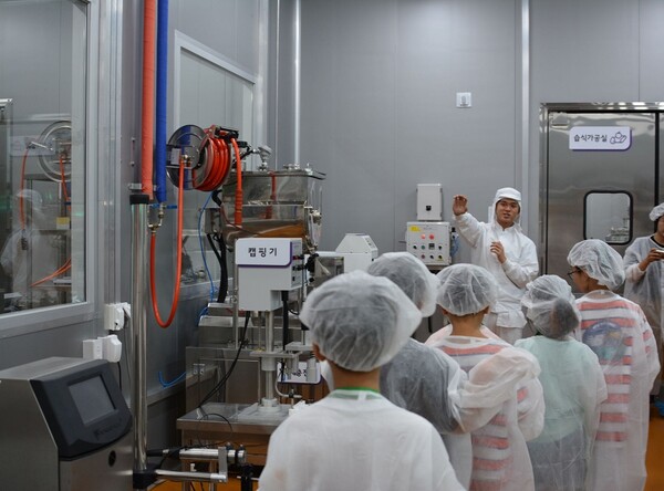 지난 16일, 압해동초등학교 농산물가공센터 가공시설 현장 견학 / 사진=신안군