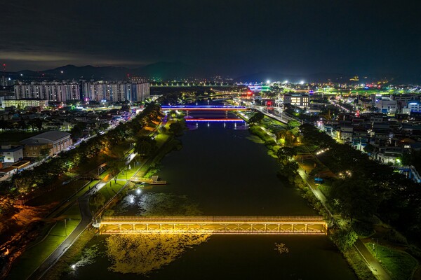 ‘2025년 동천 야광 축제가 펼쳐질 풍덕교에서 팔마대교 구간의 동천 야간 경관 / 사진=순천시