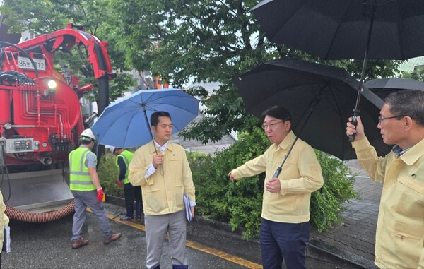 우범기 전주시장, 호우 속 빗물받이 준설 현장 찾아 ‘안전’ 강조 / 사진=전주시