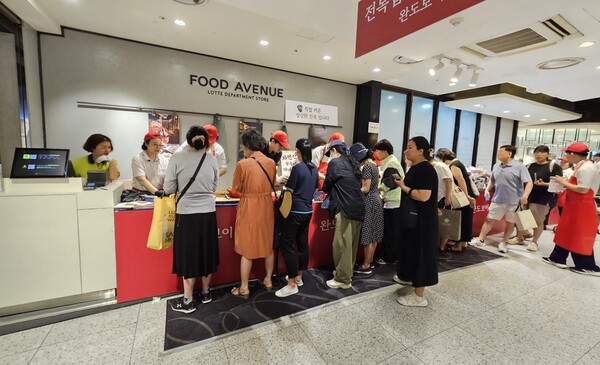 사진은 7월 초 전복 소비를 위해 롯데백화점에서 열린 팝업 스토어에 사람들로 붐빈 모습 / 사진=완도군