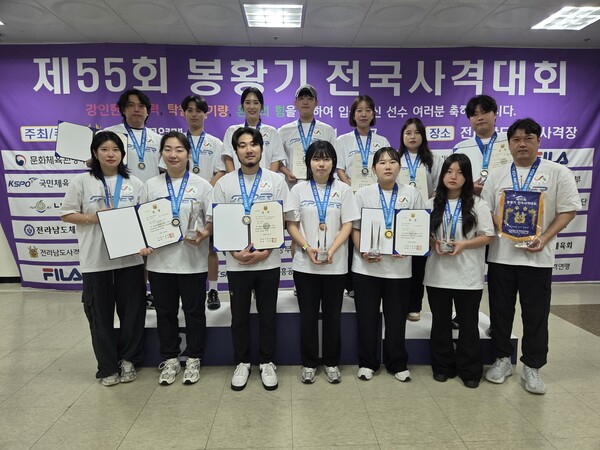 서산시청 사격팀이 17일 전라남도국제사격장에서 열린 제55회 봉황기 전국사격대회에서 메달 획득을 기념하고 있다. / 사진=서산시