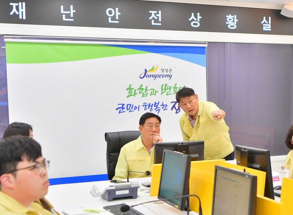 김한종 장성군수가 17일 재난안전상황실에서 호우상황을 확인하고 있다 / 사진=장성군