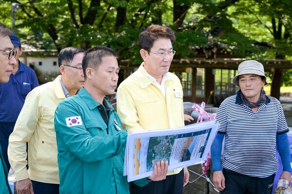 18일 노관규 순천시장이 황전천 용서교를 찾아 현장 상황을 긴급 점검하고 있다 / 사진=순천시