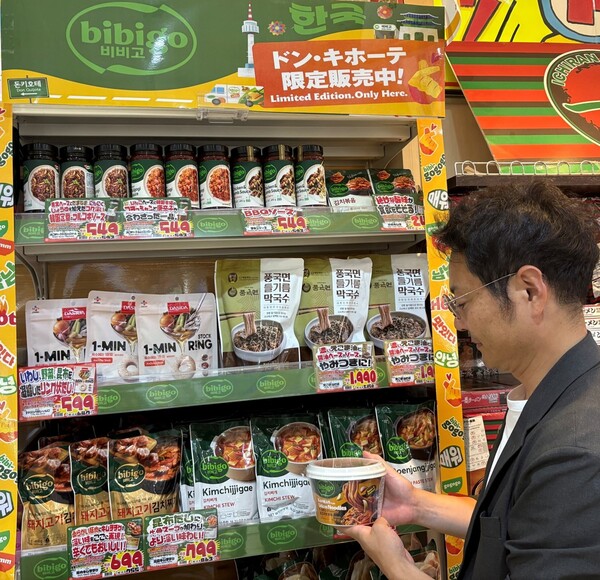 일본 도쿄 나카메구로에 위치한 돈키호테 매장에서 소비자가 비비고 전용 매대를 살펴보는 모습 / 사진=CJ제일제당