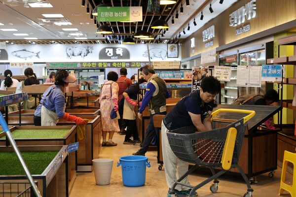 장성로컬푸드 첨단직매장 수해 복구에 출하농가들이 일손을 보탰다 / 사진 = 장성군