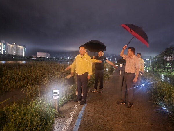 군 직원들을 진두지휘하고 있는 김산 군수 / 사진 = 무안군