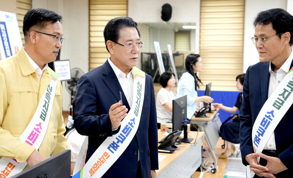 비쿠폰 지급 도우미로 나선 김영록 전라남도지사 / 사진=전라남도