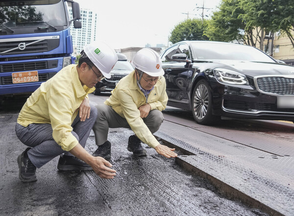 도시철도 2호선 주행차로 포장작업 / 사진 = 광주광역시