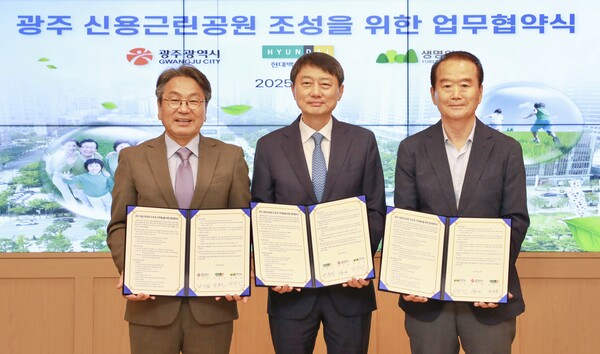 22일 광주광역시 서구 광주광역시청에서 장호진 현대지에프홀딩스 사장(사진 가운데)이 강기정 광주광역시장(사진 왼쪽), 허상만 생명의숲 이사장(사진 오른쪽)과 ‘리그린 파크 조성을 위한 업무협약식’을 마치고 기념사진을 촬영하고 있다. 사진=현대백화점그룹