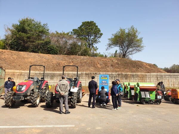 농업기술센터 농기계 현장경매 / 사진 = 광주광역시