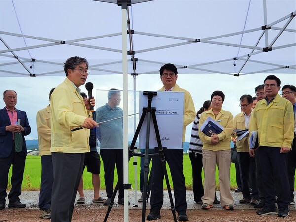 강상구 나주부시장(왼쪽)이 집중호우로 인한 피해현황과 복구계획을 농촌진흥청과 공유하고 있다 / 사진=나주시