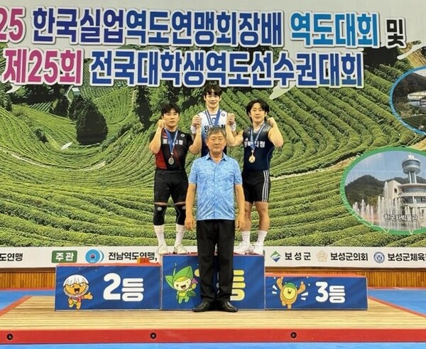금메달 3개를 획득한 완도군청 역도실업팀 김동민 선수(중앙) / 사진=완도군