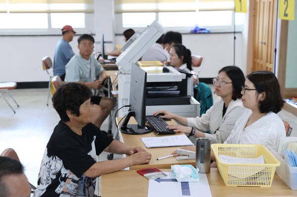 고흥군, 민생회복 소비쿠폰 지급 첫날, 군민 발걸음 이어져 / 사진=고흥군