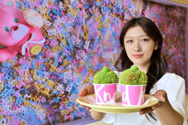 잠실 롯데월드몰 5층 노티드월드 앞에서 도넛을 들고 있는 모델의 모습 / 사진=롯데쇼핑