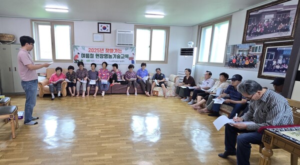 지난 21일 순천시농업기술센터 농촌지도공무원이 순천시 상사면 금곡마을회관에서 여름철 농업인 안전교육을 하고있다 / 사진=순천시