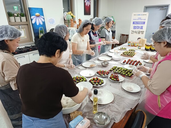 광주시민협치진흥원, ‘학부모 지원단 재능기부 동아리’ 운영 - 엄마표 간식공방 동아리 장면 / 사진=광주시교육청