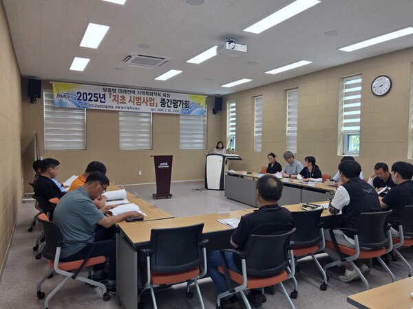 진도군, ‘지초 안정생산 시범사업’ 중간 평가회 개최-평가회 / 사진=진도군