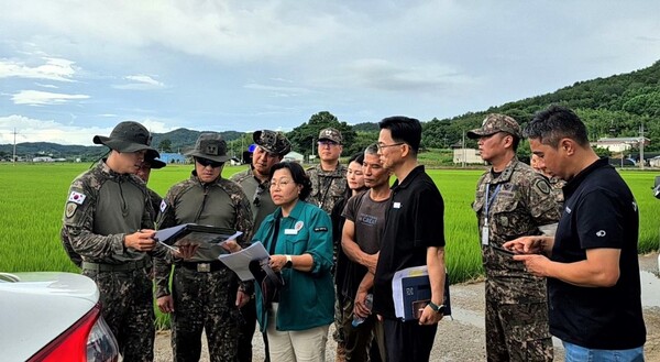 최근 집중호우로 피해를 입은 지역사회에 민관군의 손길로 빠르게 복구되고 있다. 사진은 군부대 대민지원 나온 모습 / 사진=나주시