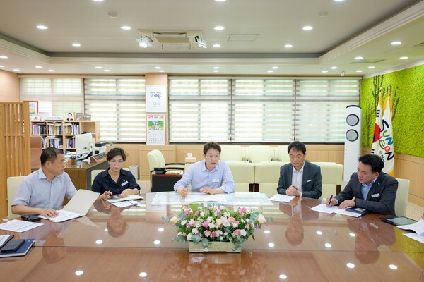 지난 24일 시장실에서 노관규 순천시장을 비롯한 세계유니버시아드 유치 TF 관계자들이 회의하고 있다 / 사진=순천시