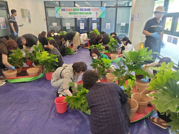 도시농업 생활원예 프로그램(화분만들기) / 사진 = 무안군