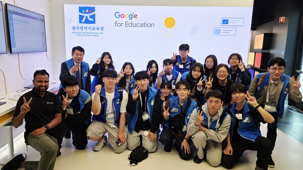 이정선 광주시교육감이 지난 25일(현지시간) 샌프란시스코 구글 베이뷰 캠퍼스에서 학생과 관계자와 함께 기념사진을 초라영하고 있다. / 사진=광주시교육청 