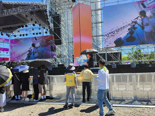 여수시(시장 정기명)가 여름철 지역축제 안전사고 예방을 위해 힘쓰고 있는 가운데, 지난 27일 정기명 시장이 ‘2025 여수 K-메가 아일랜드 페스티벌’ 행사장을 직접 방문해 현장 안전관리 실태를 점검했다. / 사진=여수시