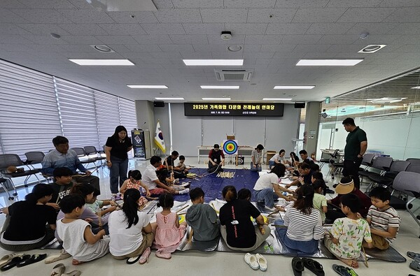 다문화 전래놀이 한마당 (대나무 활 만들기) / 사진=신안군