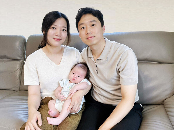 지난달 출산으로 100번째 육아동행지원금을 받은 원소라 아워홈 책임(왼쪽) 가족. / 사진=한화갤러리아