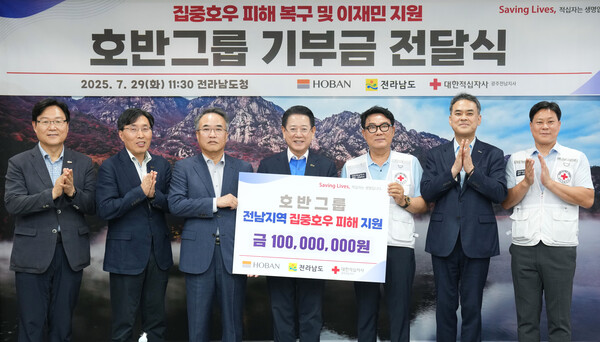 (호반그룹 집중호우 피해 복구 성금 기탁식) 김영록 전라남도지사가 29일 도청 접견실에서 송종민 대한전선(주) 부회장으로부터 집중호우 피해 복구를 위한 성금 1억 원을 기탁받고 있다. / 사진=전라남도