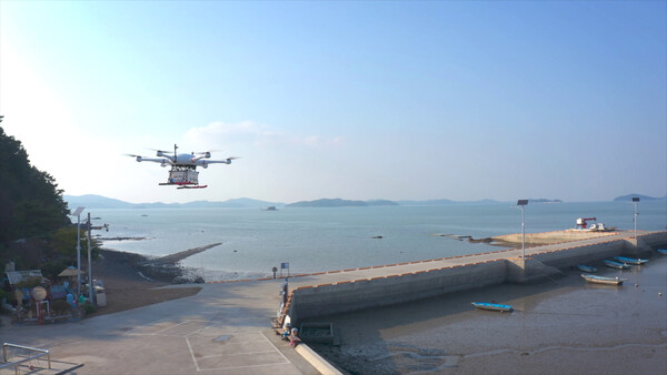 중왕항 배송거점에서 드론이 배송을 위해 이륙하는 모습 / 사진=서산시