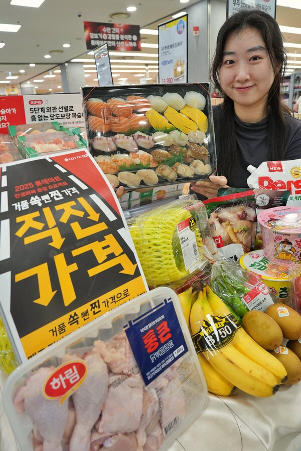 서울시 중구에 위치한 롯데마트 제타플렉스 서울역점 과일 코너에서 '직진가격' 캠페인을 홍보하는 모델의 모습 / 사진=롯데쇼핑