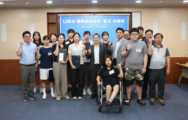 나주시가 체육우수선수 증서와 포상금을 수여했다 / 사진=나주시