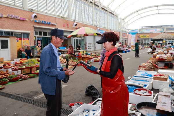보성군, 벌교시장 ‘쿨링포그’ 본격 가동 개시 시원한 여름 선물_여름철 폭염으로부터 주민과 상인, 시장 방문객을 보호하기 위해 벌교 전통시장 일대에 쿨링포그(Cooling Fog) 시스템 설치를 완료해 가동하고 있다 / 사진=보성군