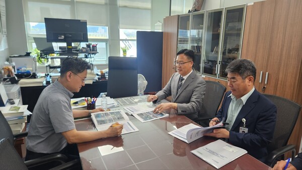 [기재부 강윤진 경제예산심의관(좌측), 조석훈 목포시장 권한대행(우측)] 조석훈 목포시장 권한대행이 기획재정부를 방문, 강윤진 경제예산심의관에게 국고 건의 사업을 설명하고 있다. / 사진=목포시