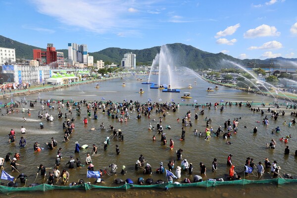 물축제장 물고기를 잡아라 / 사진=장흥군