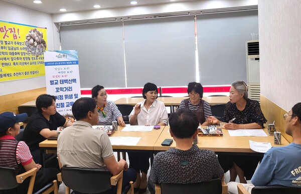 2-1. 보성군, ‘남도음식거리 명품화 사업’ 시동_벌교 태백산맥 꼬막거리 음식점 위생 및 친절 교육을 하고 있다 / 사진 = 보성군