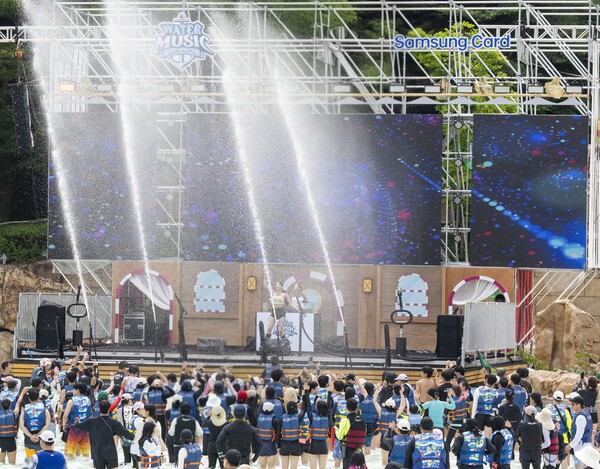 캐리비안 베이 파도풀에서 워터 뮤직 풀파티가 펼쳐지고 있다. 사진=삼성물산 리조트부문