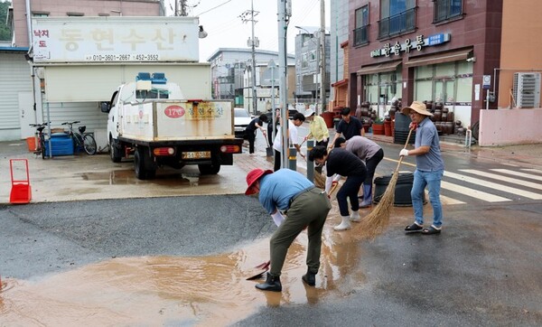 피해 복구 중인 무안군청 직원들 / 사진 = 무안군