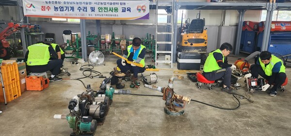 지난 7월 30일부터 8월 1일까지 3일간 서산시 농업기계 임대사업소 동부분소에서 진행된 침수 농기계 수리 지원 / 사진=서산시