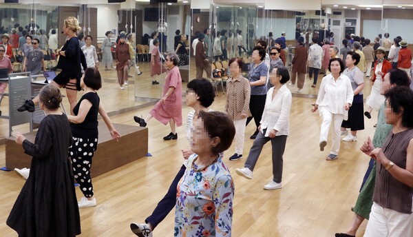 신세계아카데미 시니어댄스 강좌 (본점) / 사진=신세계백화점