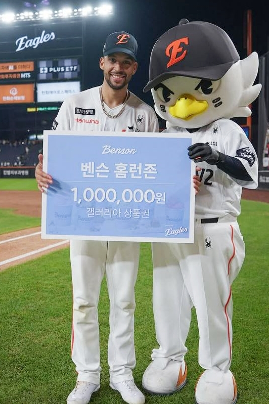 지난달 30일 ‘벤슨 홈런존’에 홈런을 기록한 한화 이글스 리베라토 선수 / 사진=베러스쿱크리머리