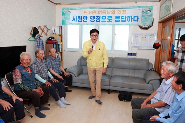 김철우 보성군수가 무더위 쉼터를 점검하고 있다 / 사진=보성군