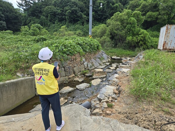 민간환경감시단이 관내 현장을 점검하는 모습 / 사진=서산시