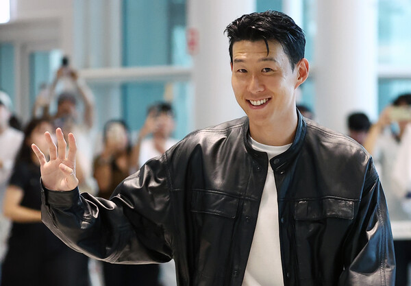 토트넘과의 결별 소식을 전한 손흥민이 5일 인천 영종도 인천국제공항 2터미널 출국장으로 향하고 있다. / 사진=연합뉴스