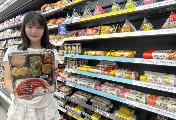 GS25가 국가보훈부, KB국민카드와 손잡고 광복 80주년 도시락 캠페인을 전개한다. 모델이 GS25가 6일 기획한 광복 80주년 도시락을 들고 포즈를 취하고 있다. / 사진=GS25