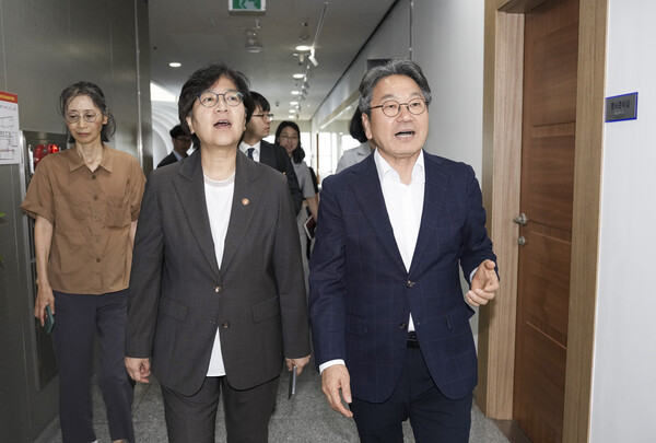 정은경 보건복지부 장관 시청방문 / 사진=광주광역시