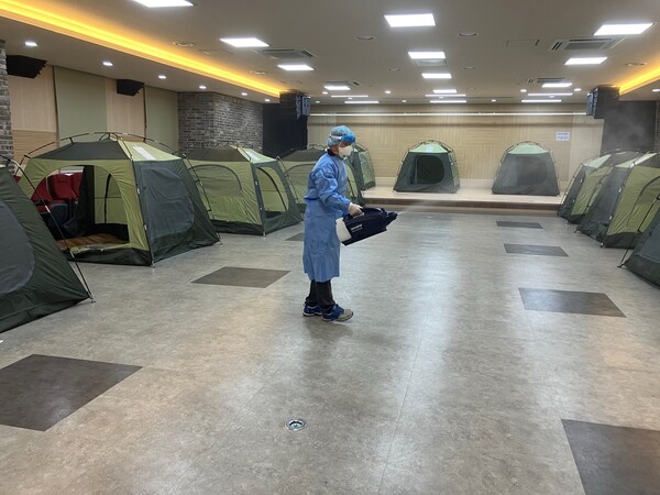 임시거주시설 내 방역소독 실시 / 사진 = 무안군