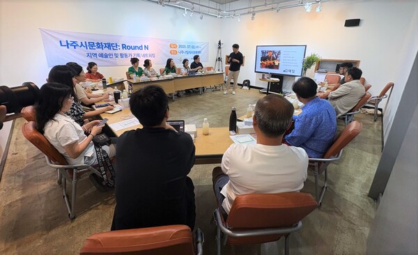 ‘Round N’ 첫 회차 오리엔테이션 현장에서 참여자들과 프로그램을 공유하며 본격적인 네트워크 형성에 나서고 있다. / 사진 = 나주시