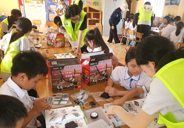 LS 대학생 해외봉사단 28기 단원들이 베트남 팜타이 초등학교에서 학생들을 대상으로 과학키트 만들기 체험학습을 진행하고 있다. 사진=LS