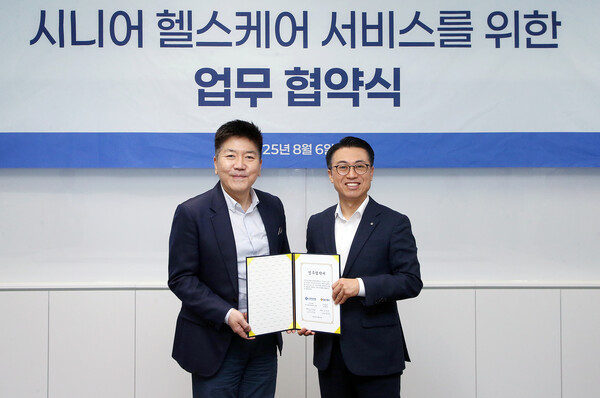 지난 6일 서울 여의도 소재 GC케어 본사에서 GC케어와 시니어 헬스케어 서비스를 위한 업무협약을 체결하고 강대오 신한은행 자산관리솔루션그룹장(오른쪽)과 김진태 GC케어 대표가 기념촬영하는 모습. 사진 = 신한은행